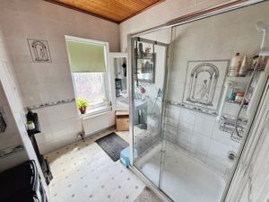 Shower room- click for photo gallery